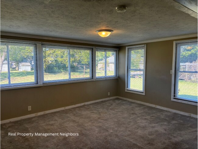 Building Photo - Large and Sunny 3 Bed 1 Bath Home Available for Rent in Edmore