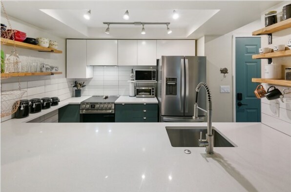 Building Photo - 613 4th Ave W