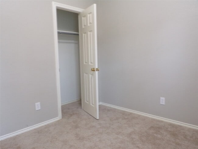 Building Photo - 4804 Holly Berry Dr