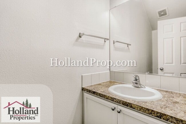 Building Photo - Live in Style: Updated Townhome with Amenities & Ideal Location