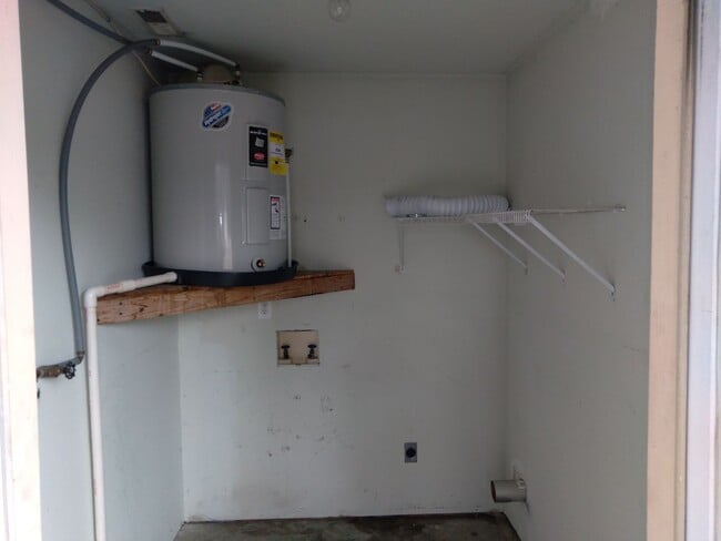 Building Photo - 2 Bedroom, 1 bath apartment - Downstairs U...