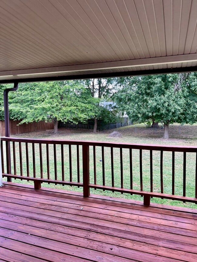 Building Photo - AVAILABLE NOW! 3 Bedroom Home Available of...