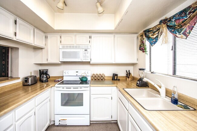 Building Photo - 7631 E Sandalwood Dr