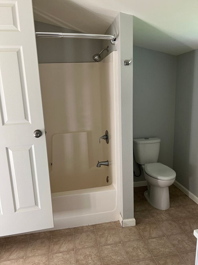 Building Photo - 2 bedroom, 1 bathroom home located in the ...