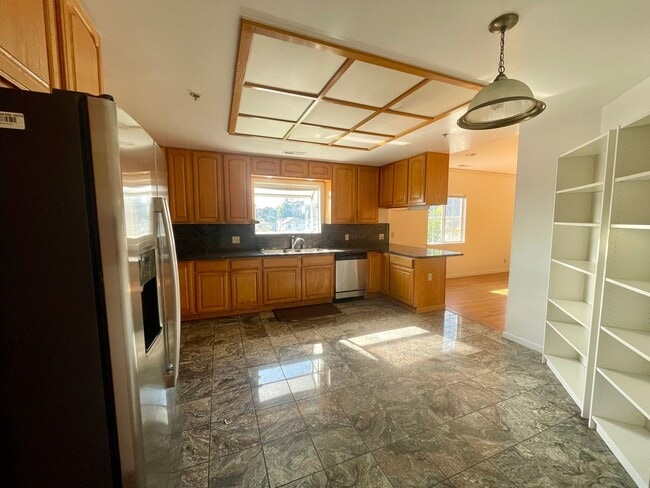 Building Photo - Spacious 3 Bedroom House