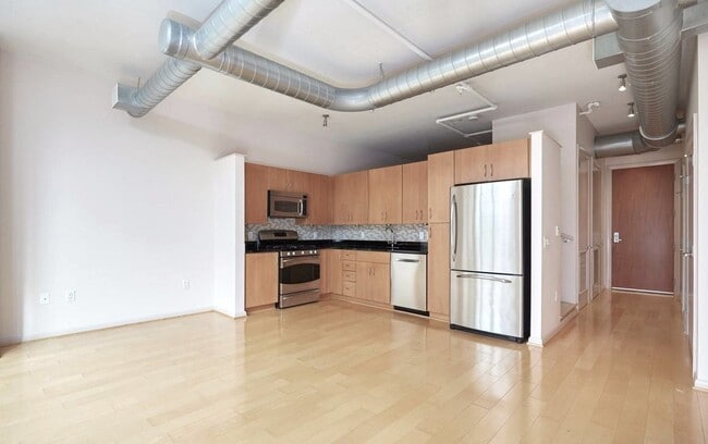 Building Photo - Great 3rd Floor 2BR/2BA Condo (with Parkin...