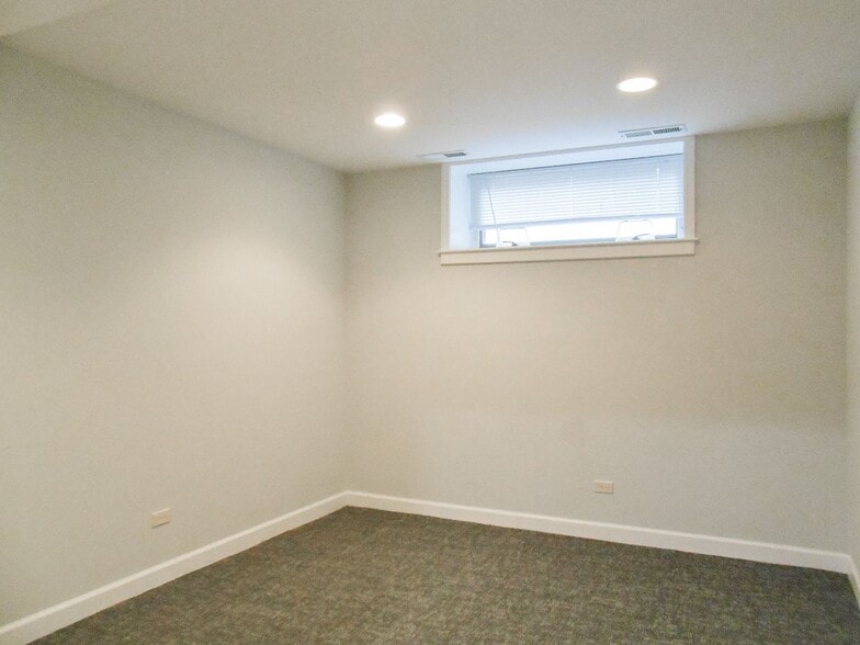 Building Photo - 855 W Cornelia Ave