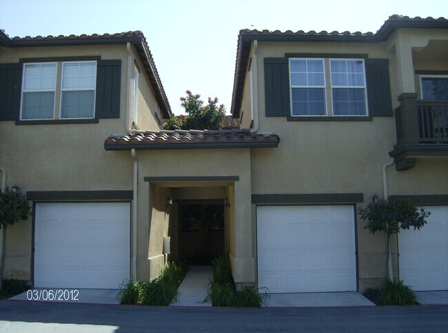 Building Photo - Spacious Three Bedroom Townhouse with Atta...
