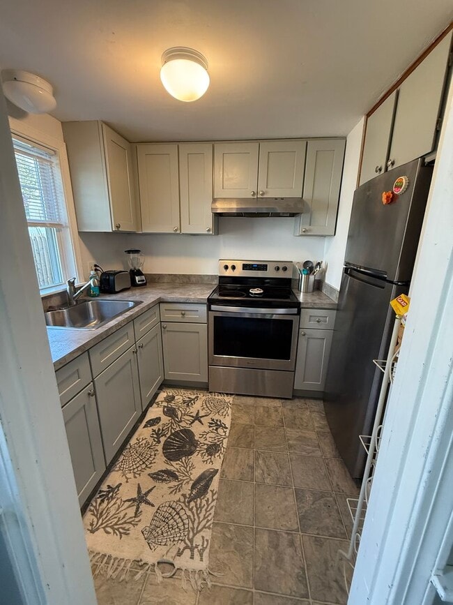 Building Photo - A two bedroom, 1 bath unit in a Townhouse style Duplex