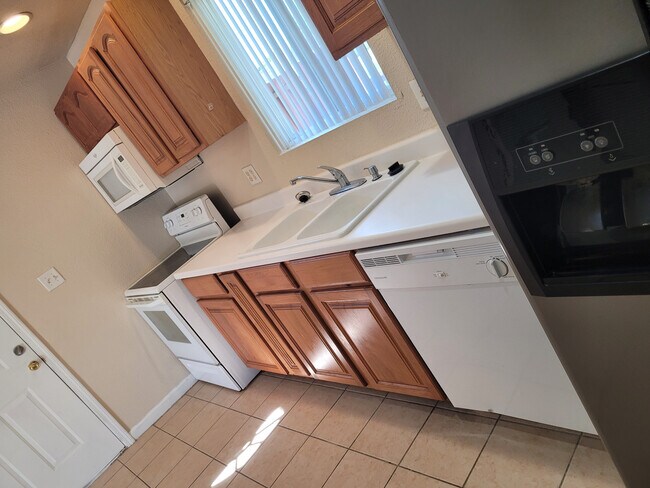 Building Photo - 301 Greenbriar Rd
