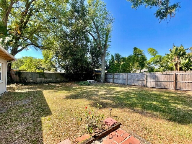 Building Photo - Cute 2/1.5 Quaint Bungalow with Single Garage in Winter Park right off Lee Road!