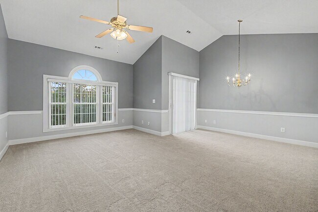 Building Photo - Condo in Arrowhead with brand new paint and carpet!