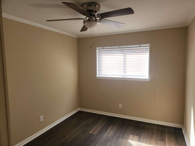 Building Photo - Two Bedroom Condo Located close to Everything Hilton Head Island has to Offer!