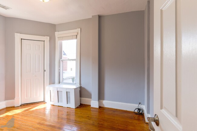 Building Photo - Classy Columbia Heights Row Home! 1/2 Off ...