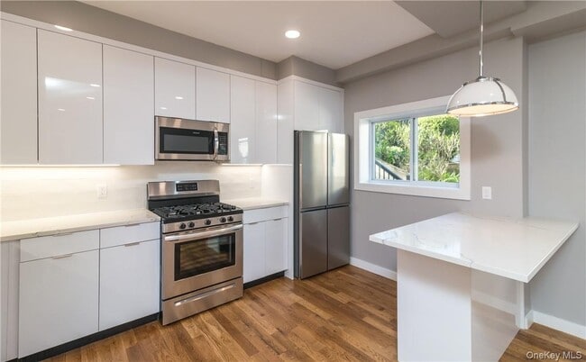 Building Photo - 86 Main St