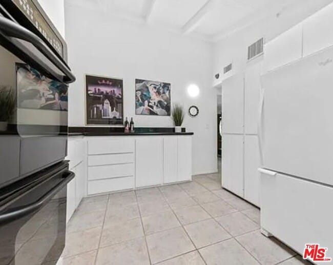 Building Photo - 4363 Hayvenhurst Ave