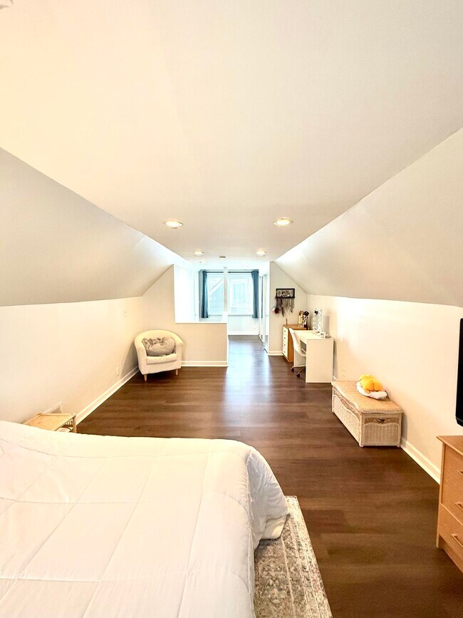 Building Photo - 1828 Thomas Ave