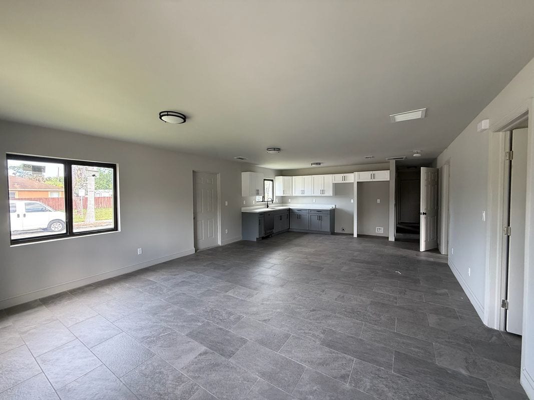 Building Photo - 2806 NW 9th Ct