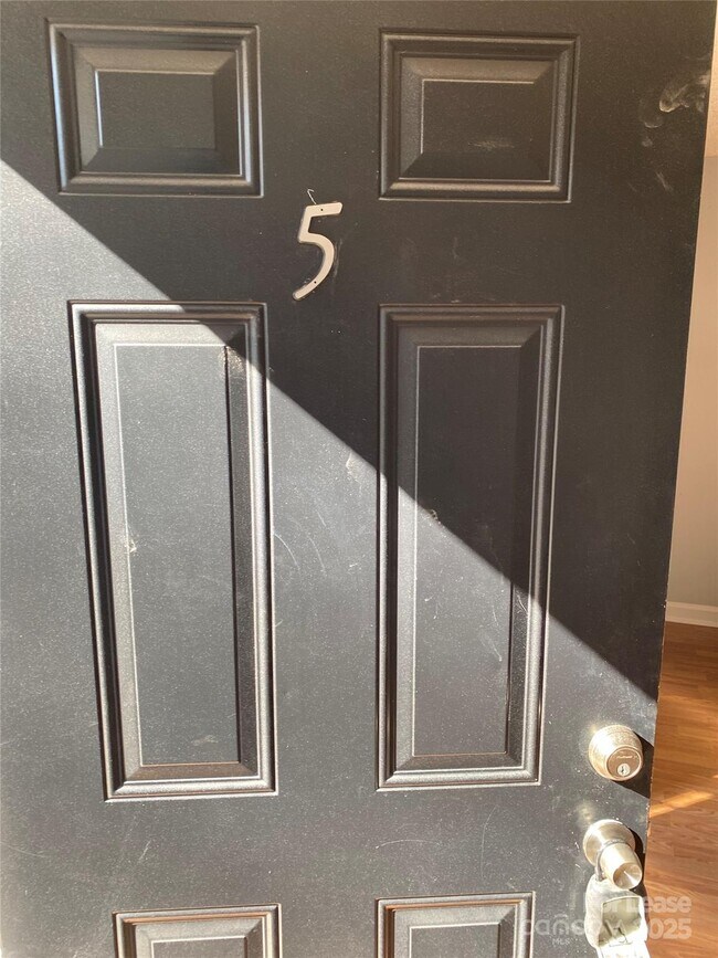 Building Photo - 3805 Miriam Dr