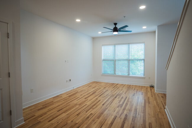 Building Photo - 1032 Skyline View Way