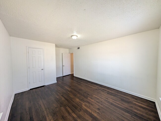 Building Photo - 1627 N Denver Ave