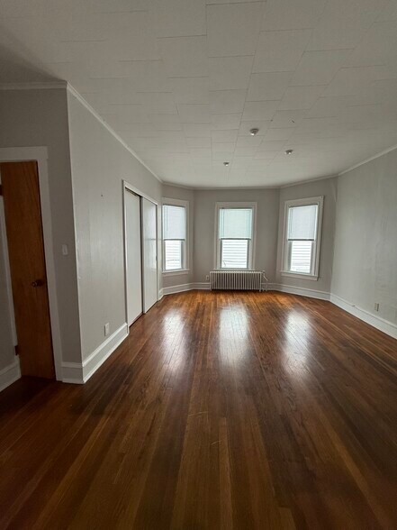 Building Photo - 158 Forest St