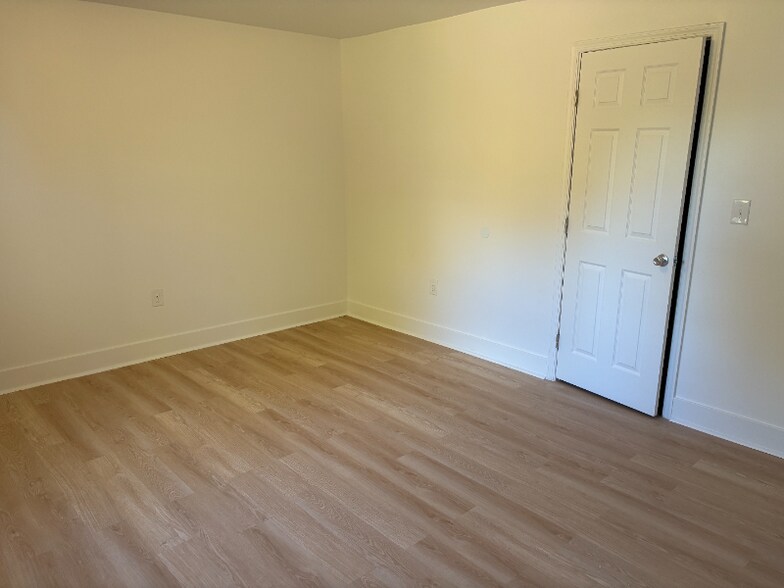 Building Photo - 625-627 Gressett St