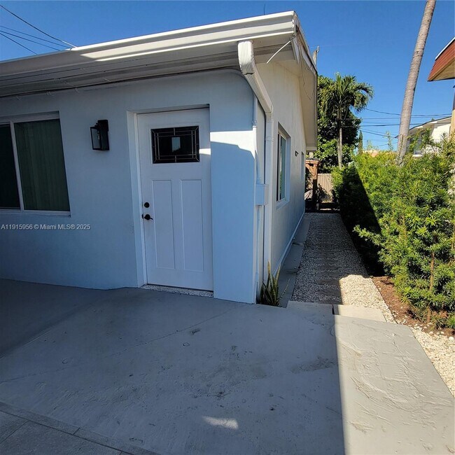 Building Photo - 1037 W 23rd St