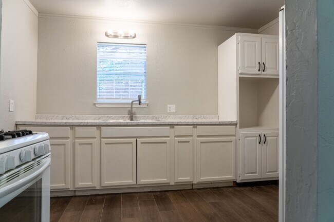 Building Photo - NEWLY RENOVATED 2 BEDROOM HOME!