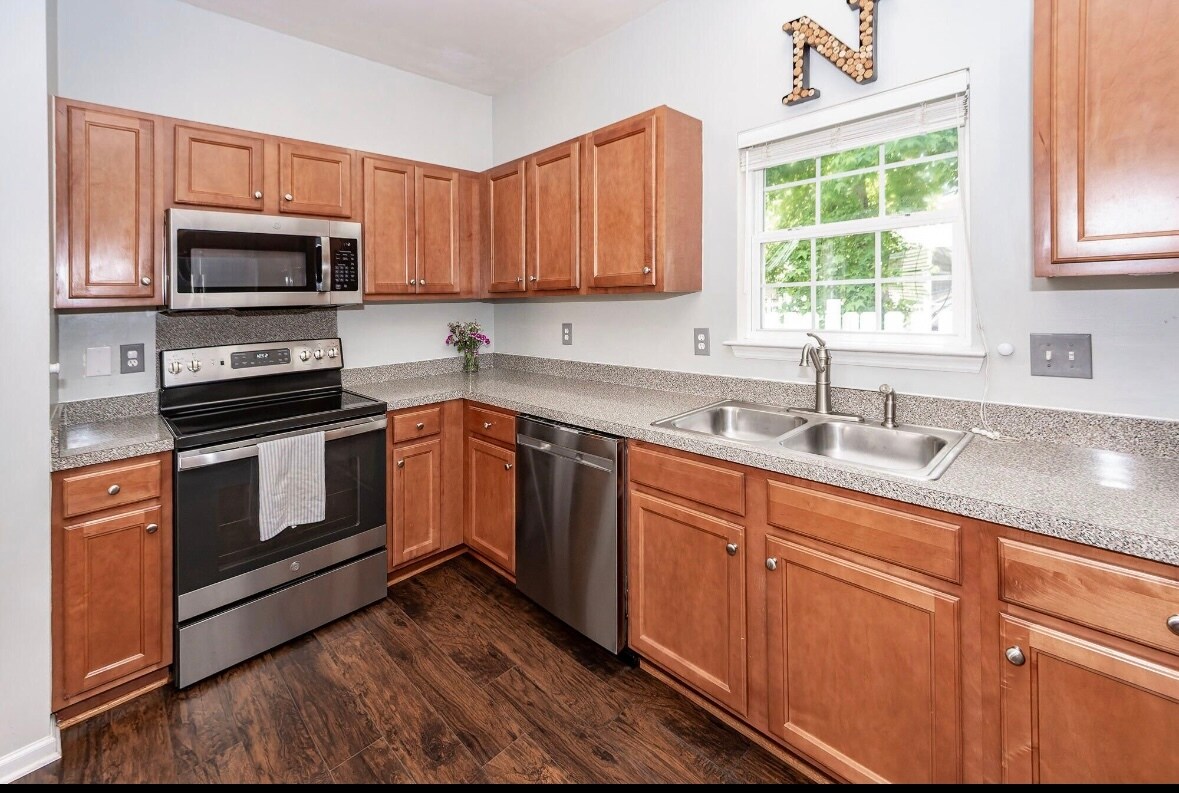 Building Photo - 1418 Whispering Oaks Trl