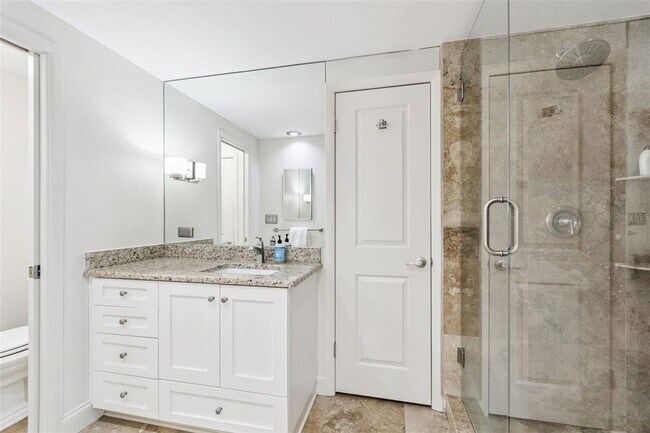 Building Photo - 1 Beach Dr SE