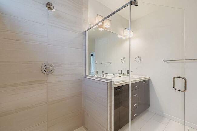 Building Photo - Bright 3bed/2.5bath Townhome in Judkins Pa...