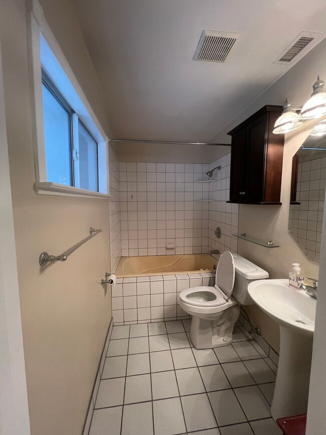 Building Photo - 3 bed, 2 Bath North Hills Pool Home with RV Access