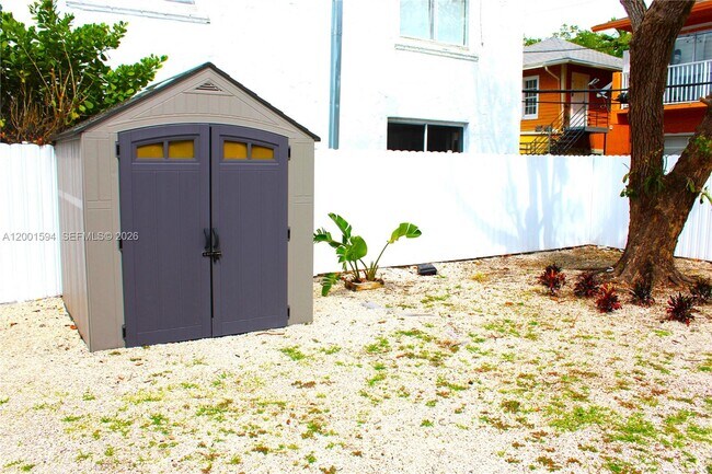 Building Photo - 2253 SW 10th St