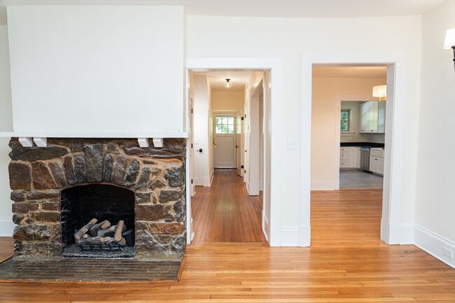 Building Photo - Large 4 Bedroom Home On Oakhurst Circle