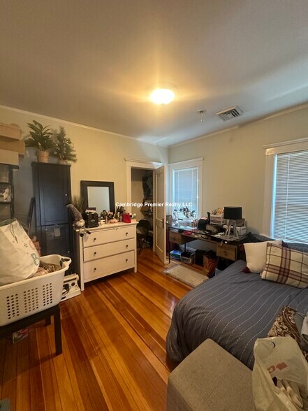 Building Photo - 399 School St