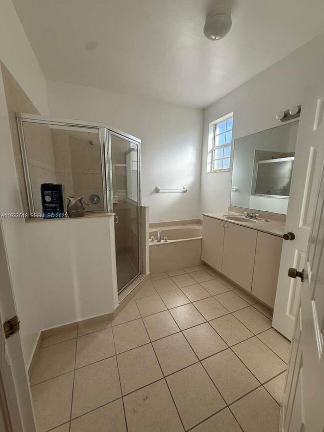 Building Photo - 448 NE 21st Ave