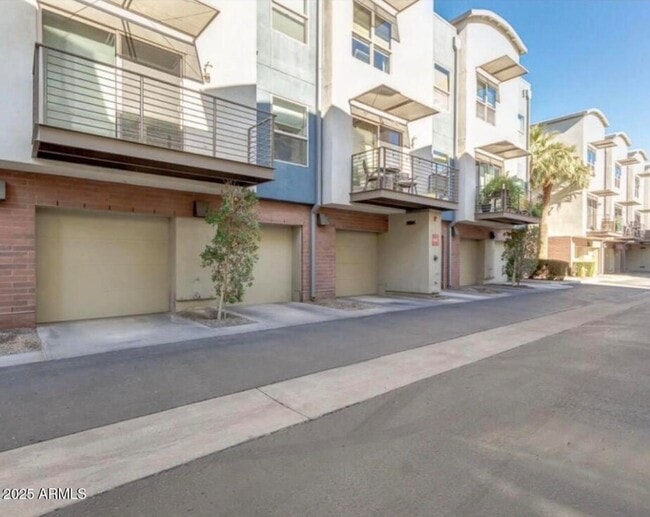 Building Photo - 525 W Lakeside Dr