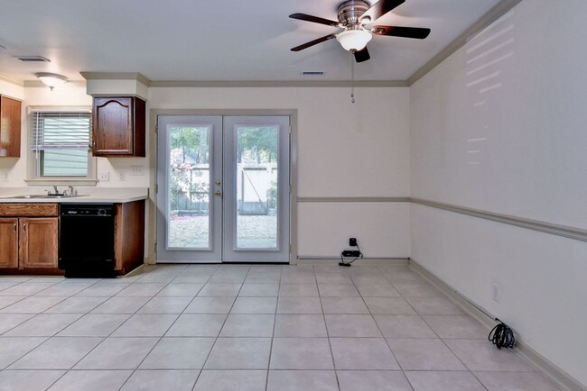 Building Photo - Nicely Updated Townhome