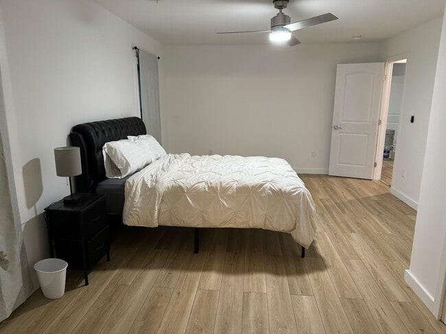 Building Photo - Room in House on Peeples St SW