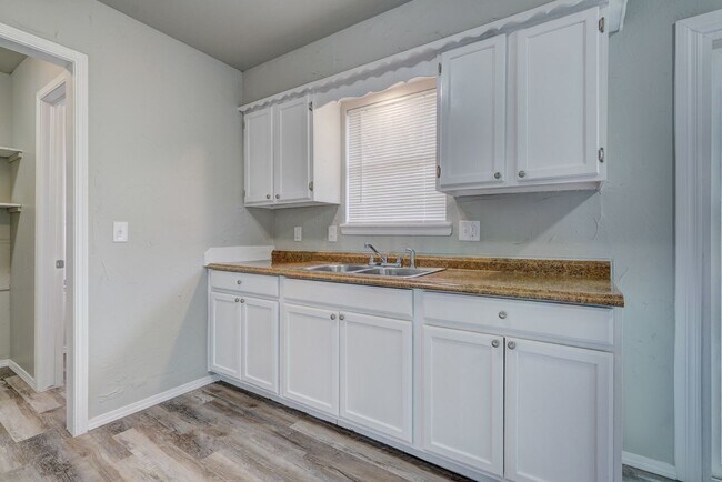Building Photo - Beautifully Remodeled 3 or 4 bedroom with ...
