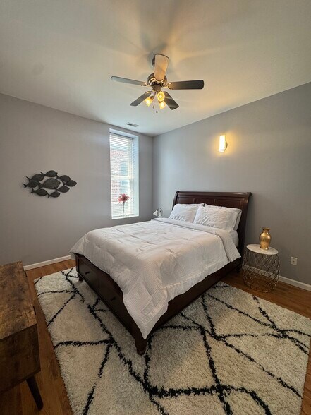 Building Photo - 110 1/2 E 6th St