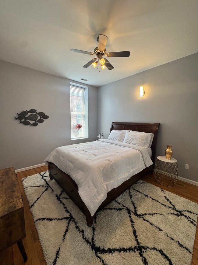 Building Photo - 110 1/2 E 6th St