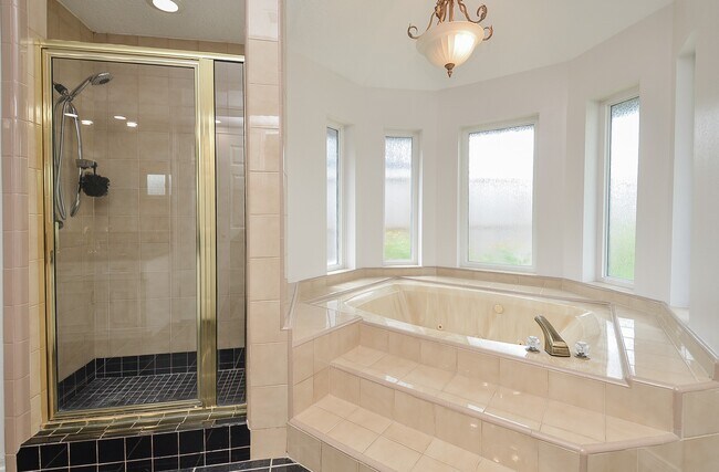 Building Photo - 827 Millpond Dr
