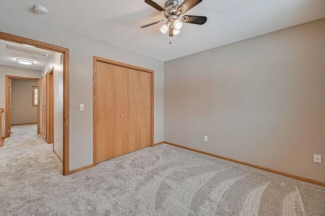 Building Photo - Spacious 4-Bed 4-Bath Home in Buffalo - Available 7/1!