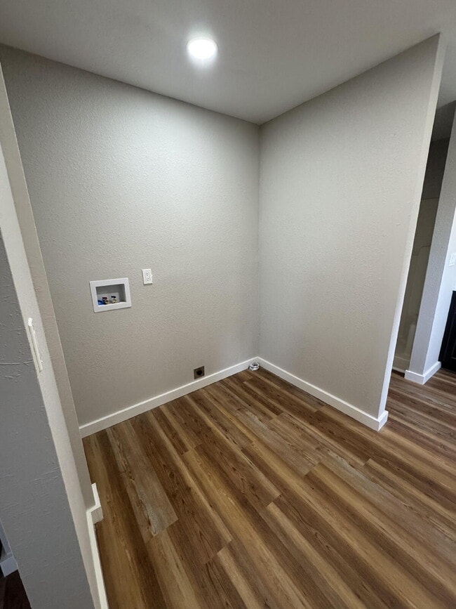 Building Photo - 1885 Everett Rd