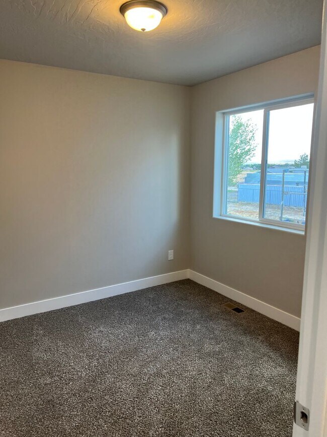 Building Photo - Brand new 3 bedroom 2.5 bathroom townhome