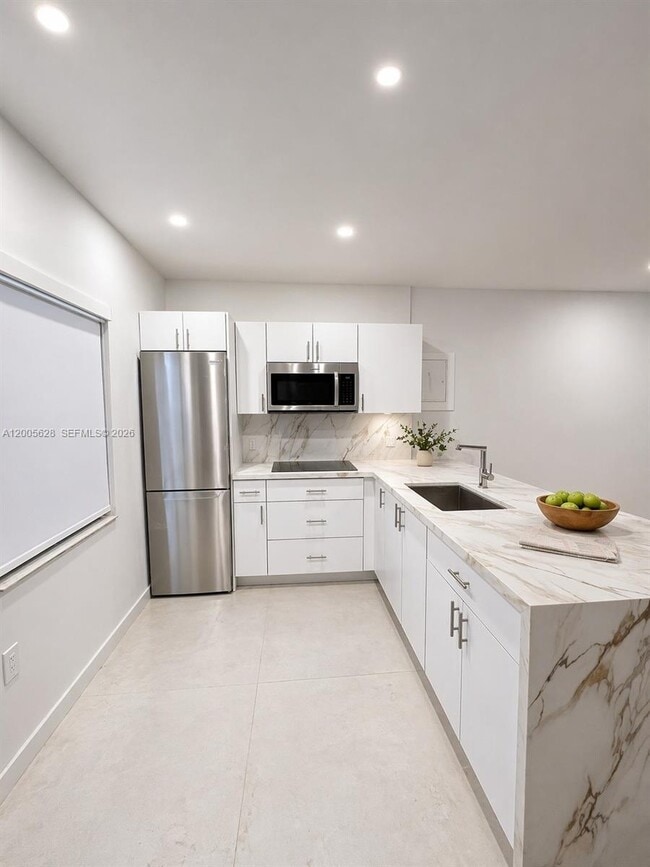 Building Photo - 532 SW 16th Ave