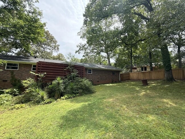 Building Photo - 2407 Summerland Dr