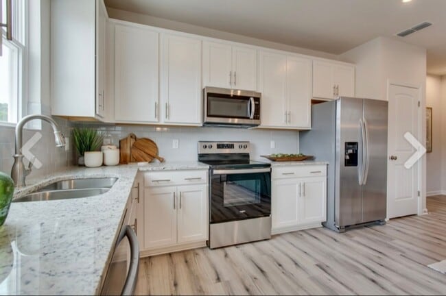 Building Photo - 3 Bedroom and 3 Full Baths